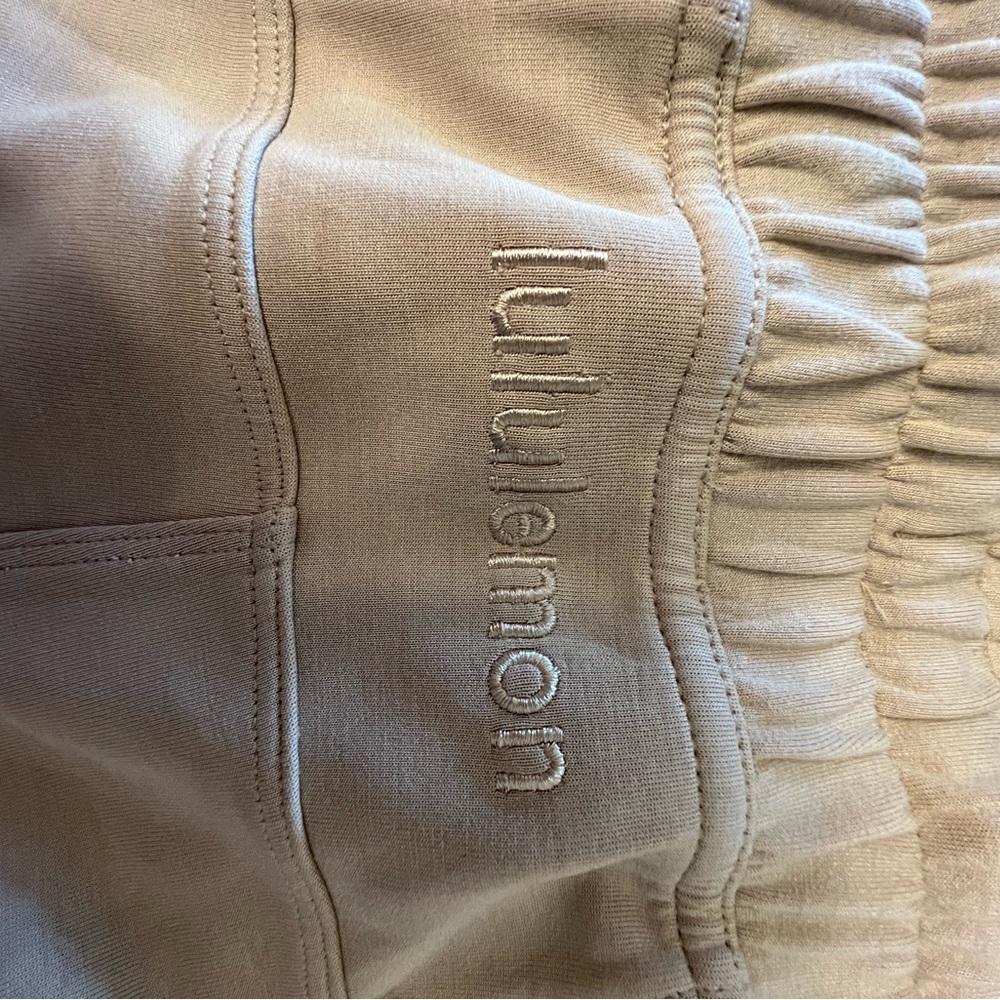 Lululemon shorts size 4 (5 inch)